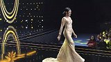 美模一身淡黄色礼裙，宛如出水芙蓉明艳十足，风情又浪漫！