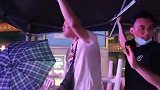 感人！球迷冒雨场外看球支持辽篮 大雨倾盆却没有丝毫无助感