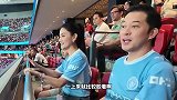 演员胡可沙溢现场为曼城加油