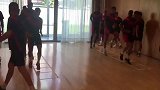 这是什么新奇的训练手段?巴列卡诺客场比赛前酒店里“热身”
