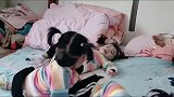 妈妈俩胎生了四个女儿，奶奶也不催着生男孩了，太累了