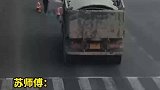 路面凹陷，车辆险些遭殃，幸好宁波好司机及时出手！