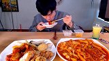 小伙吃泡菜辣年糕，配了炸虾炸鸡一起吃