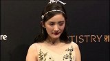 飘了？杨幂被路人拍照秒黑脸 拿雪糕嫌弃丢给助理