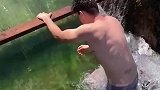 男子顶着激流潜泳，男子好友见状拍手叫好