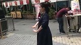 无意中拍到的一幕，这个幼儿园老师太可爱了，网友心动的感觉！