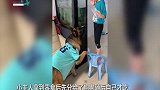 狗子与萌娃配合偷零食 叼椅子拿零食分工明确 狗子还贴心扶椅子