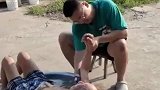 95岁外公躺盆里，外孙细心帮洗澡擦身体