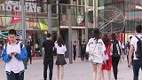 街拍：大波浪长发妹子身材苗条，她的牛仔裤更是很特别