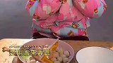 女孩做肉丸子，要用嘴来弄圆
