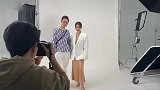 好大架子！王子文工作花絮曝光 助理双膝下跪为她穿鞋