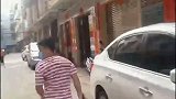 小哥偷走小伙子拖鞋的搞笑迷惑行为！