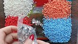把自封袋里的史莱姆、小珠子、小零件混合，无硼砂，好玩又治愈