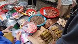 金边市场上的新鲜食品和甜点-早上我在柬埔寨市场周围的旅行
