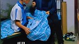 中学男老师帮住校学生缝被子，他很细心