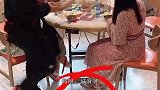 小伙，你的这一下可把美女给笑坏了！