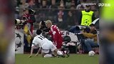 卡恩欧冠经典一战!欧冠对阵曼联 被撞昏后彻底开挂