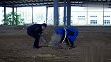 四川方言：两个小伙钻木取火，真的太搞笑了