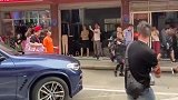 邓超鹿晗录综艺保镖驱赶路人 遭怼：凭什么让道？