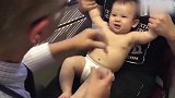 小宝宝怕打针看这个医生的聪明妙招，直接给跪了