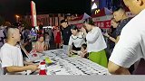 摆摊小伙把人性拿捏的很到位