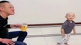 孙子看到爷爷正在喝啤酒，也想要来一口，这反应看完别笑！