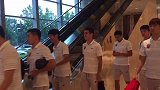 上港全队出发球场 球迷酒店等待热情助威