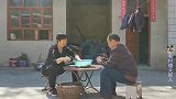 老爸给闺女送宝贝，大妮儿高兴的爱不释手，一旁王长输也得到表扬