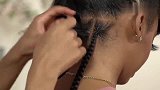 妹子头发发质不好，编成这样的辫子，好看又有时尚感