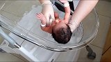新生儿第一次洗澡超紧张，小手小脚来回摆动，这小模样好可爱！