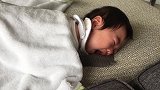 4个月小宝宝睡到一半被饿醒，随后的一幕让人心疼又好笑