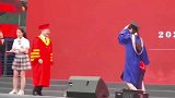 带着女儿一起参加毕业典礼，这女大学生简直就是人生赢家！