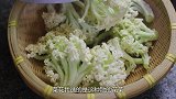 花菜想要好吃，先焯水就错了，这样炒味道更香更好吃