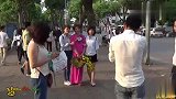 国外恶搞越南街拍吹气球，响的一愣一愣的！