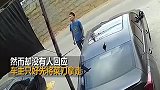 这车够结实的，菜刀砸到都没事