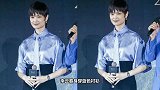 李宇春原来这么有女人味，穿短袖衬衫配包臀裙，大长腿美爆了
