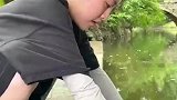 小伙子在河边喝水女子赶忙阻止，最后怎么又不阻止了呢