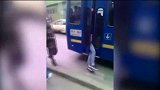 爆新鲜-20170211-小偷公交车上抢手机 司机关门将其夹住送警局
