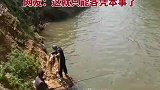 钓鱼人江边垂钓直到一位大爷出手了