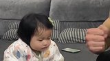 爸爸向女儿展示肌肉，小女孩轻蔑一笑