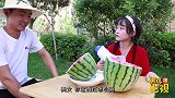 挑战用2米长勺吃西瓜，吃1勺奖励10元，小伙的做法太逗了