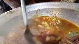 巴铁的美食羊肉蘸饼，骨头里的骨髓都帮你倒出来