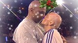 NBA名场面 巴克利与传奇裁判基情拥吻