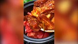 美食：这样的排骨很有诱惑力，蒜香十足，油汁丰厚，骨肉轻松分离