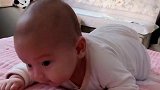 小宝宝在妈妈的帮助下，终于翻身成功了，好厉害的样子！