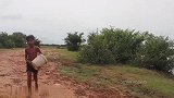 农村小孩最快乐的时光，莫过于下河抓几条鱼了吧！
