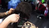 大叔剪掉飘逸披肩发，理发师看出头发中玄机，连理发钱都不要