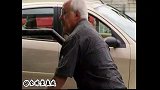 恶搞：好心帮老人抬电视，结果被当成小偷逮捕
