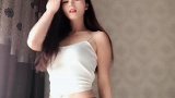 美女小姐姐的紧身裤真独特，层次感突显身材优势很耀眼