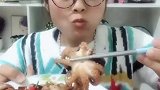 吃货吃香辣迷你八爪鱼，一口一个超过瘾！